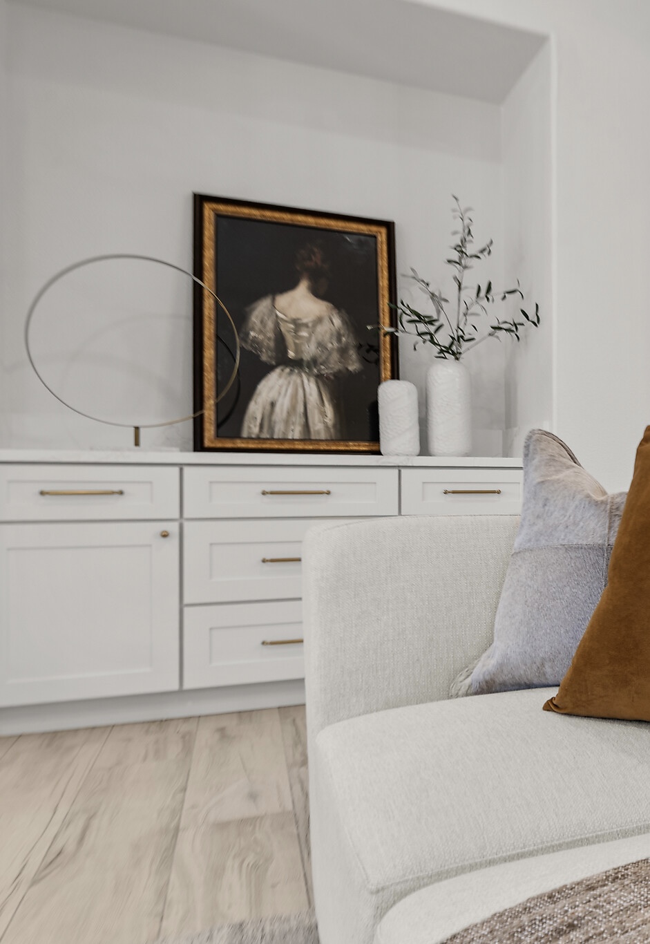 Days on Market: The Hidden Cost Most Sellers Never Calculate 1 | Luxury Home Staging & Design in Las Vegas Staged Las Vegas home interior reducing days on market with strong first impression